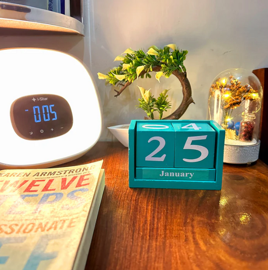 Wooden changeable calendar for table