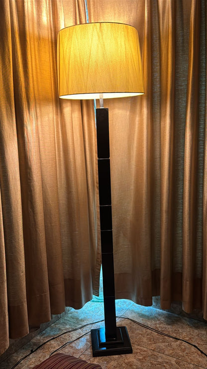 Wooden floor heighted lamp